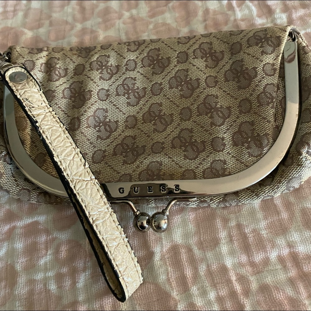 Guess clutch